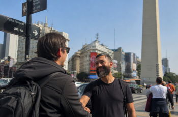 Como se apresentar em espanhol: frases, exemplos e diálogos